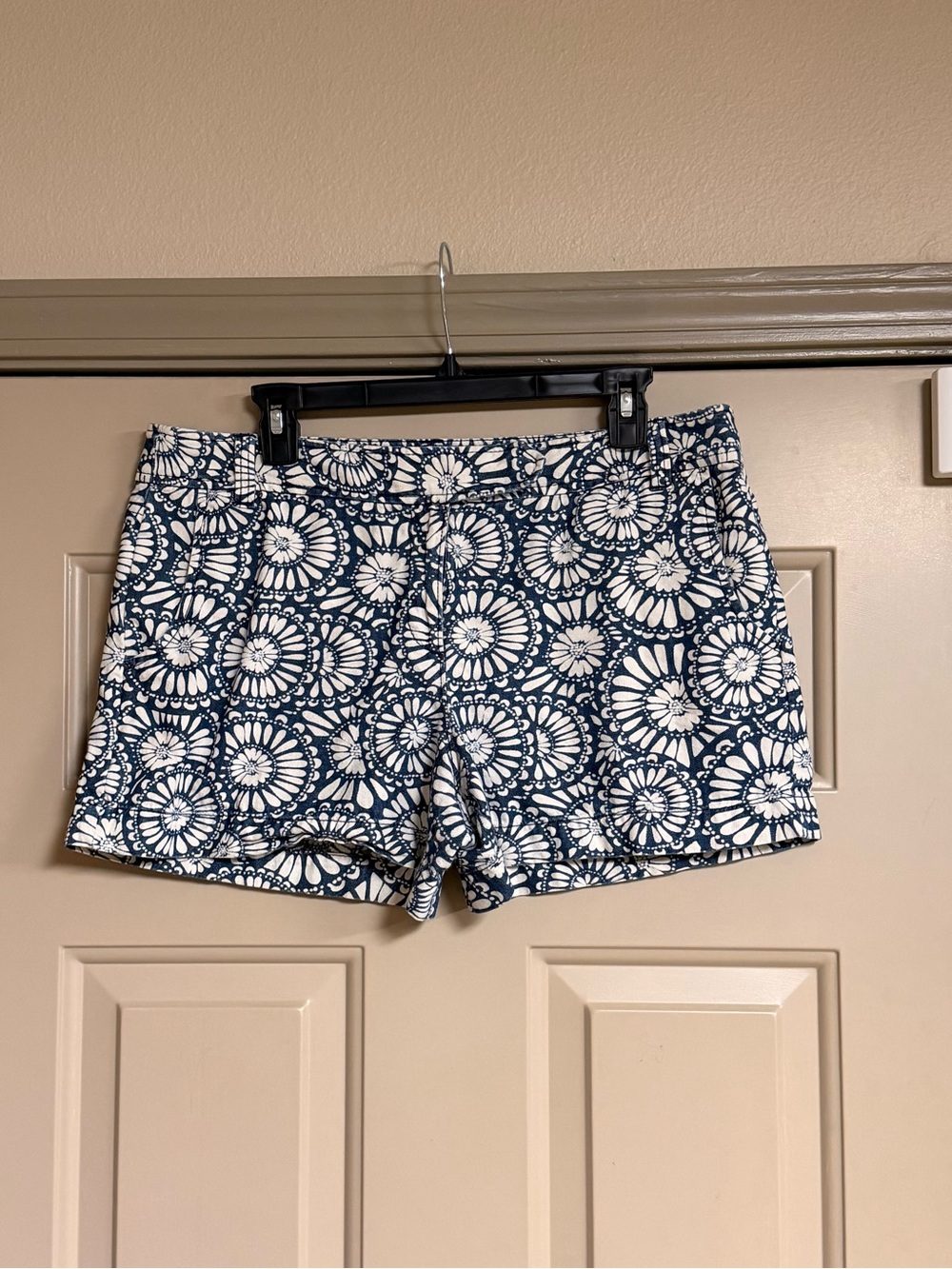 LOFT Women’s Size 12 Navy and Off-White Floral Chino Shorts Pockets & Belt Loops